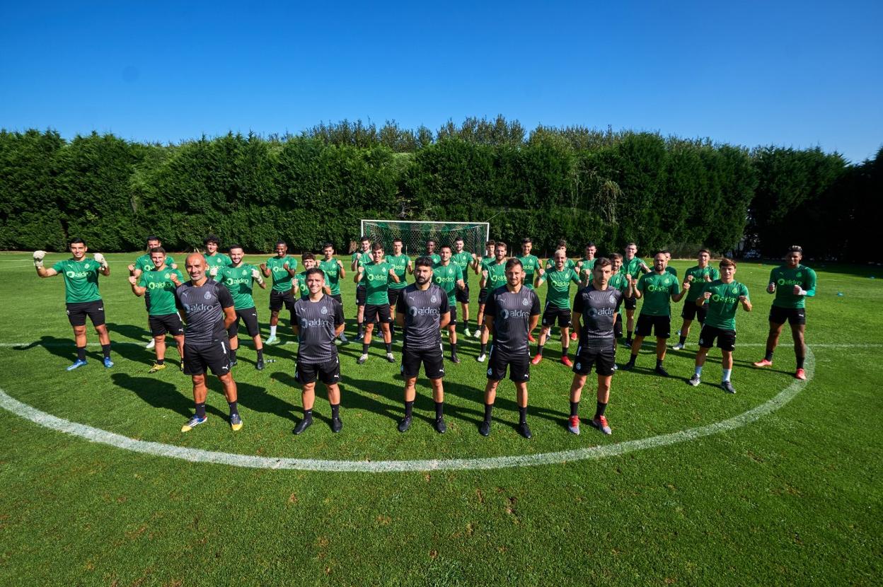 La plantilla del Racing y su cuerpo técnico, en La Albericia. Alberto Aja