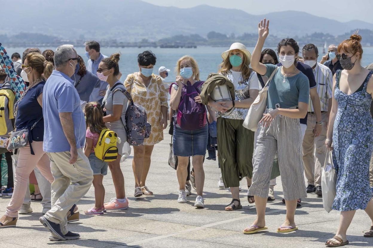 Un grupo de personas pasea por los alrededores de la zona de playas de Santander