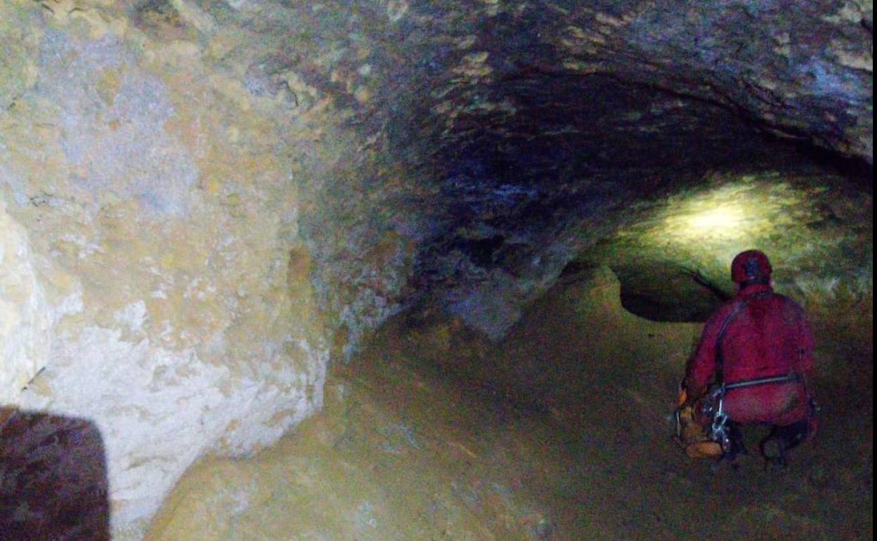 Algunos espeleólogos se han adentrado en la cueva tras el ofrecimiento de la Junta Vecinal