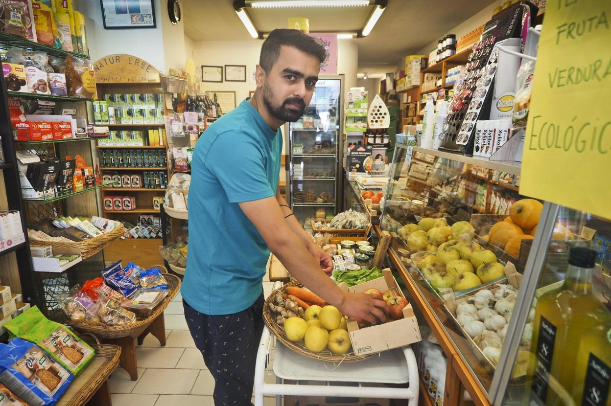 Samir Attah en la herboristeria Sandalo, en Torrelavega, donde trabaja desde hace casi un año. 