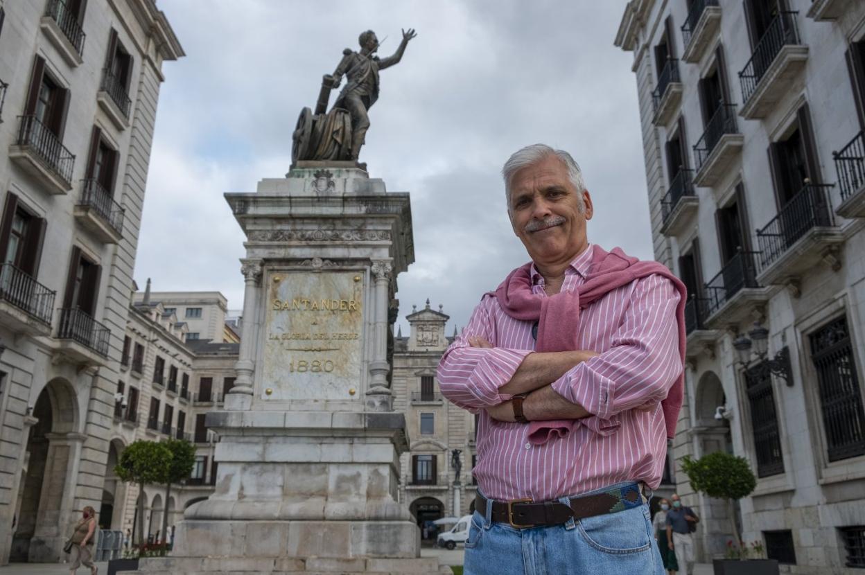 Alfonso Basallo, ante la estatua de Pedro Velarde, en la plaza Porticada de Santander. 