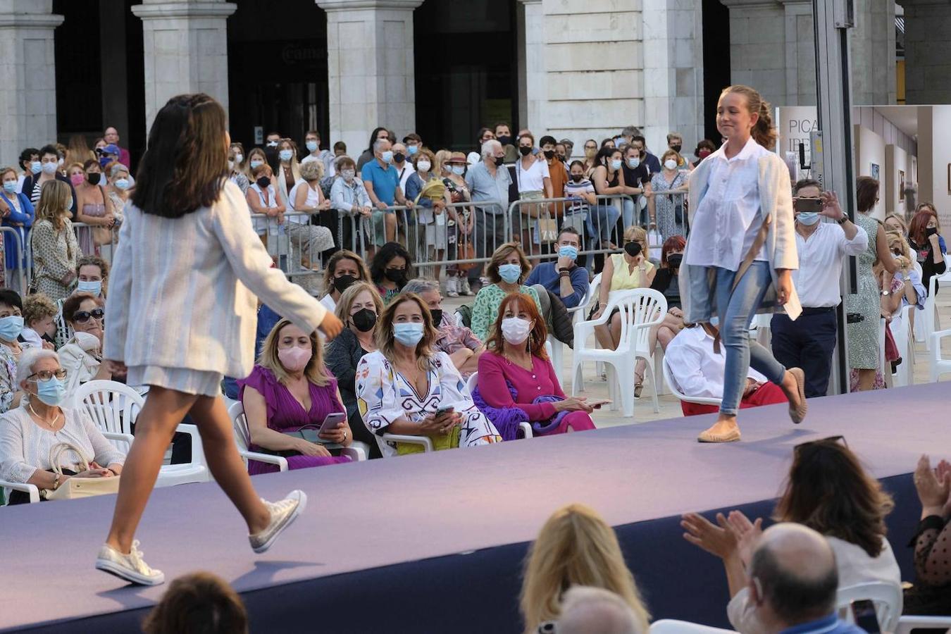 El desfile atrajo a multitud de curiosos a la plaza.