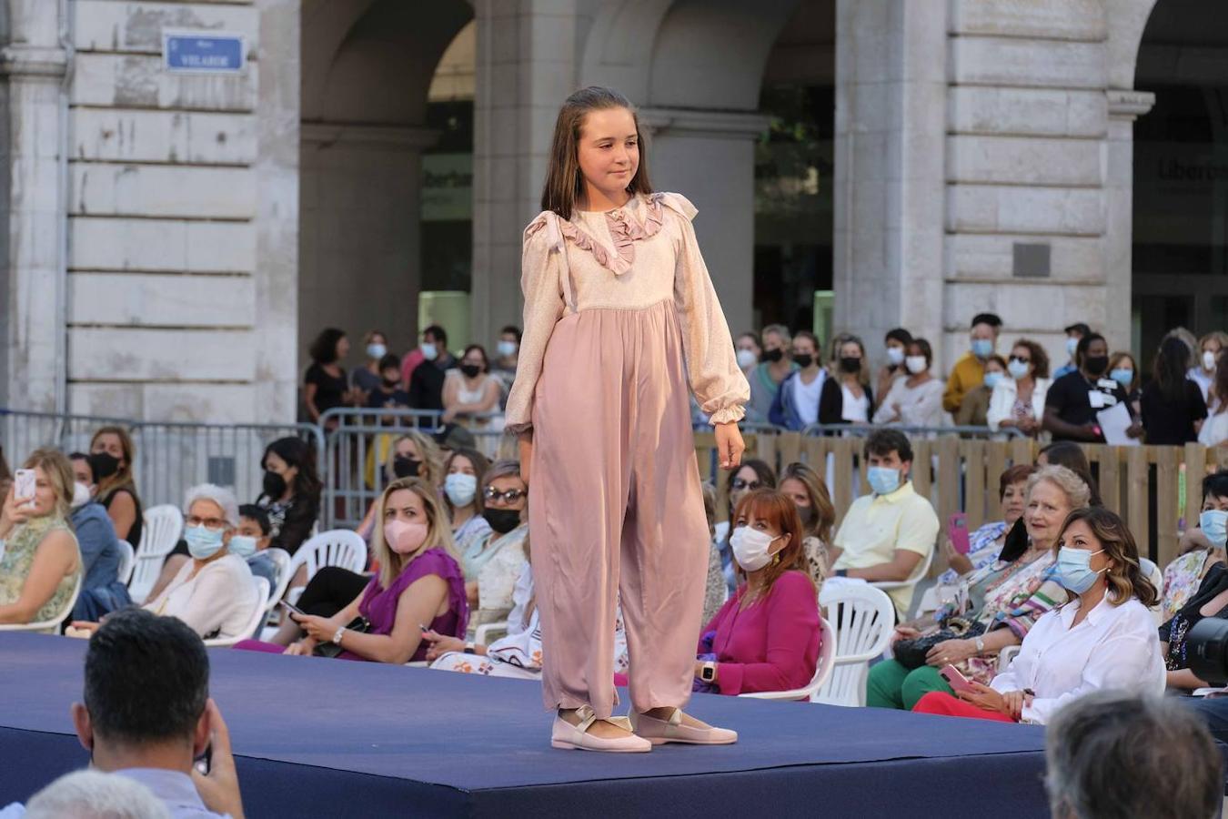 El desfile atrajo a multitud de curiosos a la plaza.