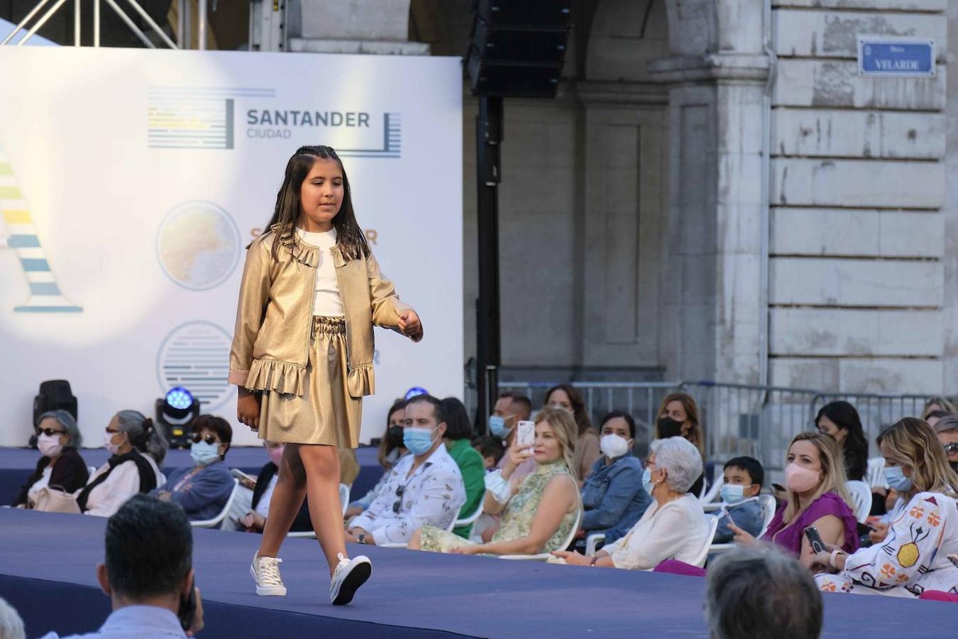 El desfile atrajo a multitud de curiosos a la plaza.