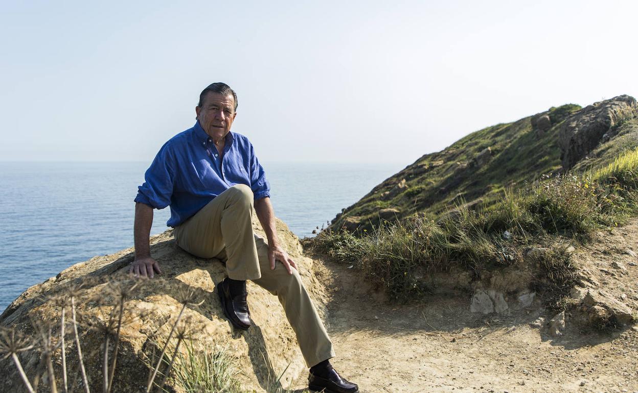 Felipe Díaz de Bustamante, en el acantilado junto al faro de Cabo Mayor, en Santander