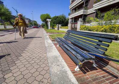 Imagen secundaria 1 - Muchos bancos están deteriorados por toda la ciudad. Y es habitual ver los contenedores de basura sin tapa.