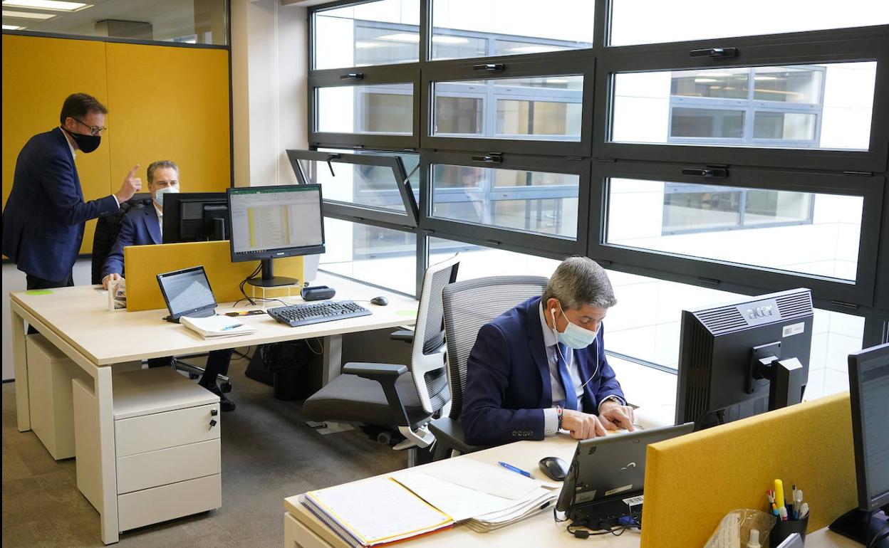 Trabajadores en una oficina de Caixabank en Bilbao.