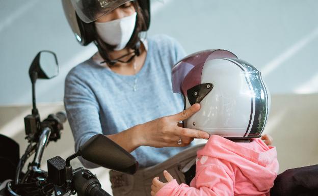 ¿Puedo llevar a mi hijo en moto al cole?