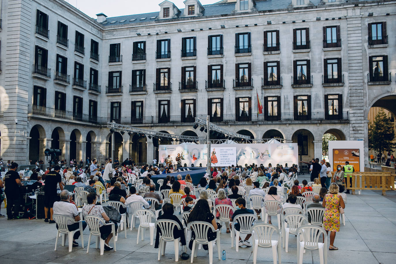 El desfile atrajo a multitud de curiosos a la plaza.