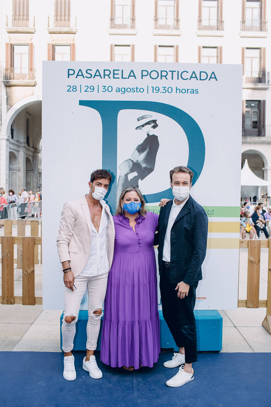 Lorena Gutiérrez, junto al comunicador Jesús Mazón y el estilista Ibán Barcenilla.