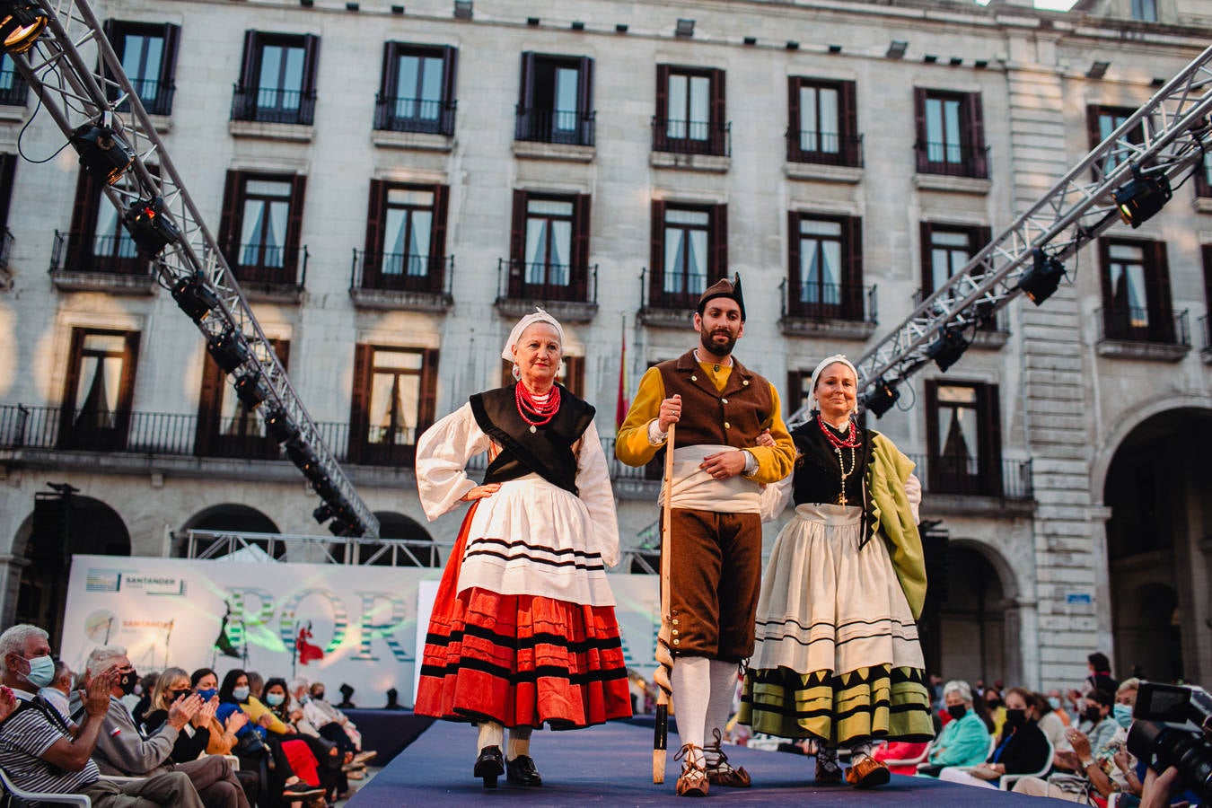 La tercera jornada se dedicó a los trajes regionales con un viaje a través de la costura por diferentes comarcas.