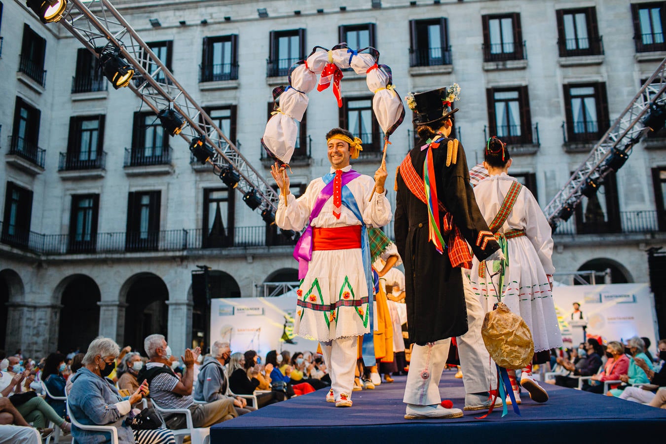 La tercera jornada se dedicó a los trajes regionales con un viaje a través de la costura por diferentes comarcas.