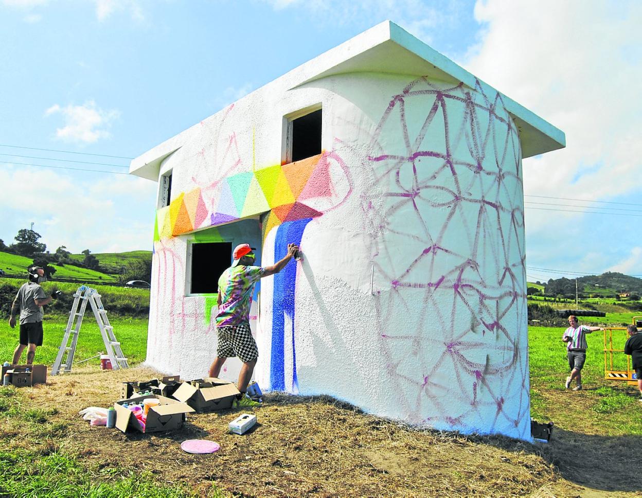 Los silos son el lienzo en el que Okuda da vía libre a su colorida y original creatividad. 