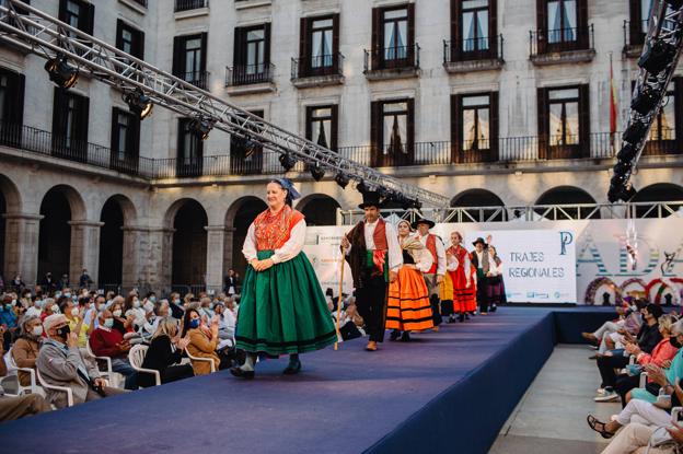 Parte del desfile de trajes tradicionales.