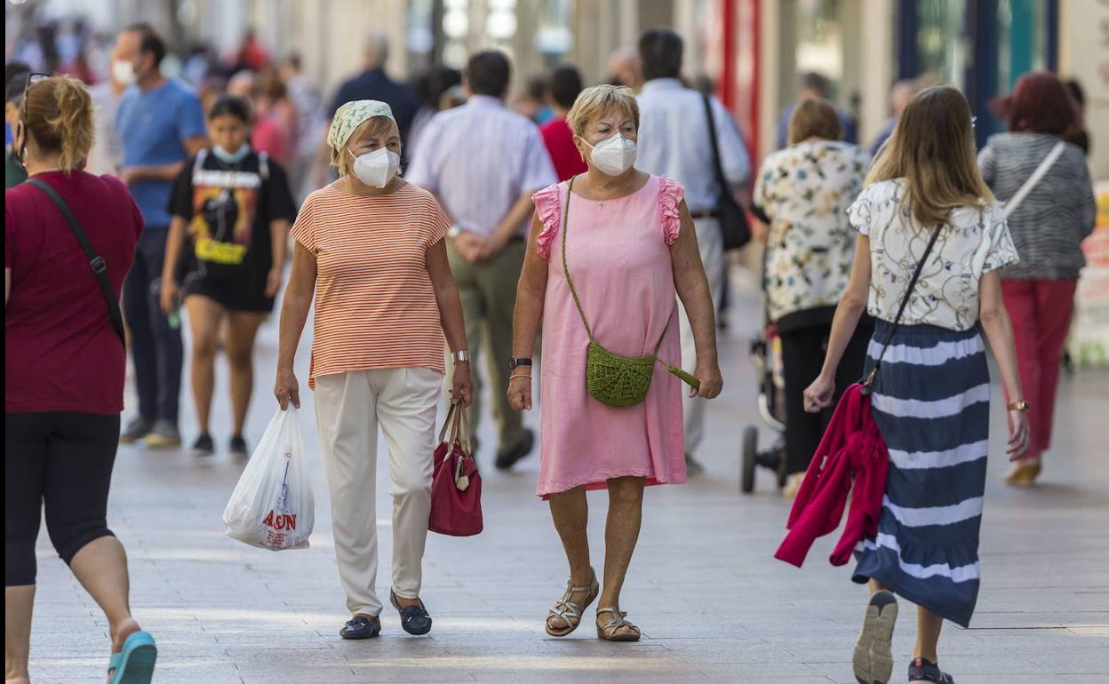 Vecinos y turistas pasean por la calle Burgos de Santander.