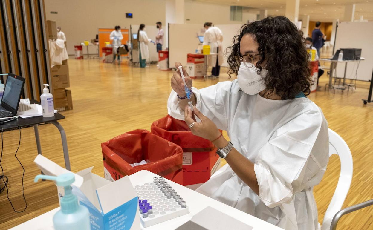 Una profesional sanitaria prepara una dosis de la vacuna. Desde que se inició la campaña se han administrado más de 800.000 en Cantabria.