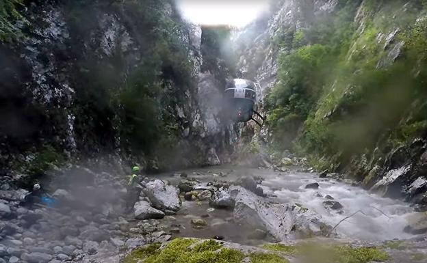 El helicóptero, en una imagen salpicada por el agua, en su entrada 'imposible' al cañón. 