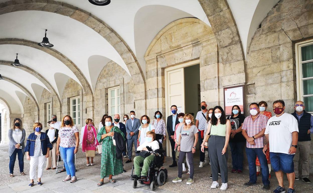 Foto de grupo tras la rueda de prensa en el Parlamento de Cantabria.