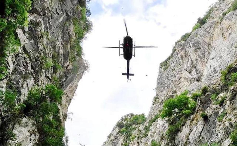 Entrada el helicóptero de la Guardia Civil en la zona de rescate. /