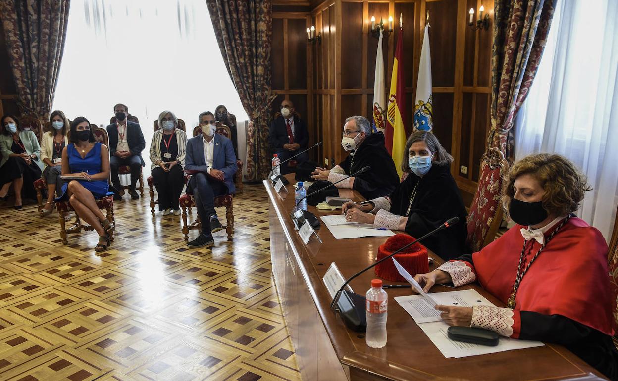 De izqda. a dcha, Gema Igual y Pablo Zuloaga, ambos sentados. Y en la mesa presidencial, Ángel Pazos, María Luz Morán y Rosa María Galán