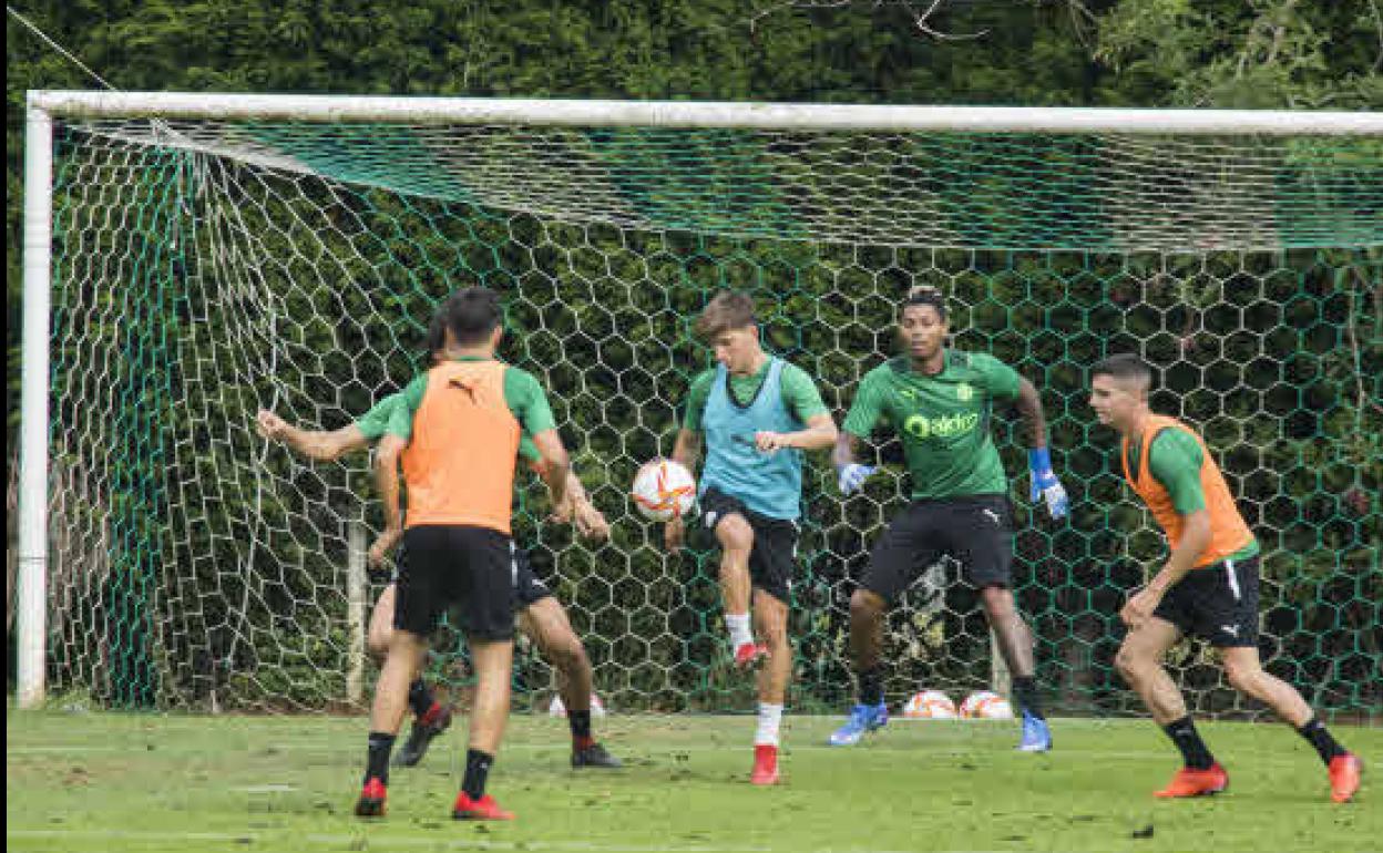 Entrenamiento del Racing de Santander en las instalaciones Nando Yosu de la Albericia