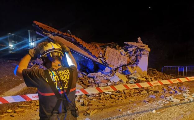 Imagen principal - Se derrumba un edificio en Sarón con un grupo de jóvenes en el interior que salió a tiempo