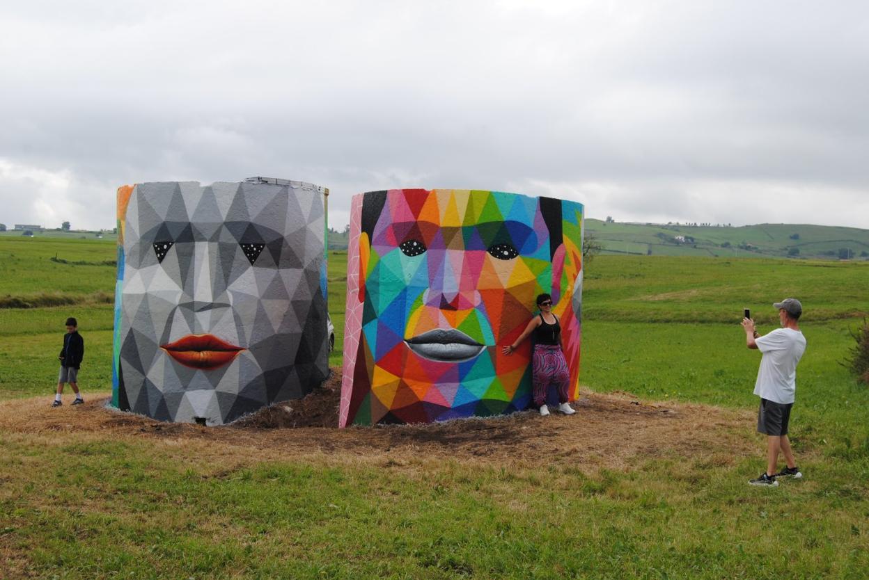 Los silos, ubicados en praderas junto a la carretera que bordea la Ría de Ajo, recibieron ayer a los primeros visitantes . 