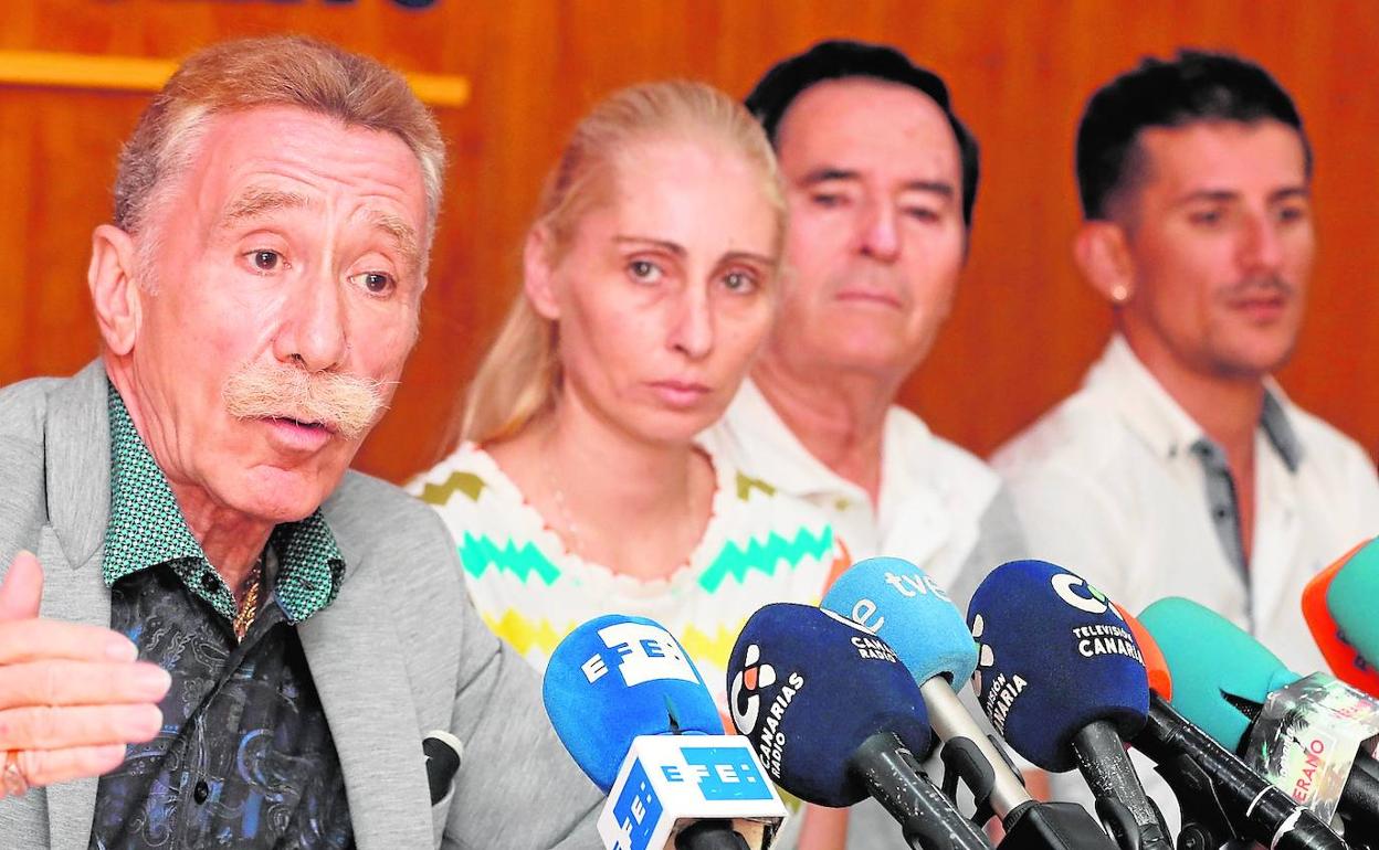 En primer término, el letrado García Montes, seguido del abuelo de Yeremi, José Suárez; su madre, Ithaisa Suárez, y su padre, Juan Francisco Vargas.