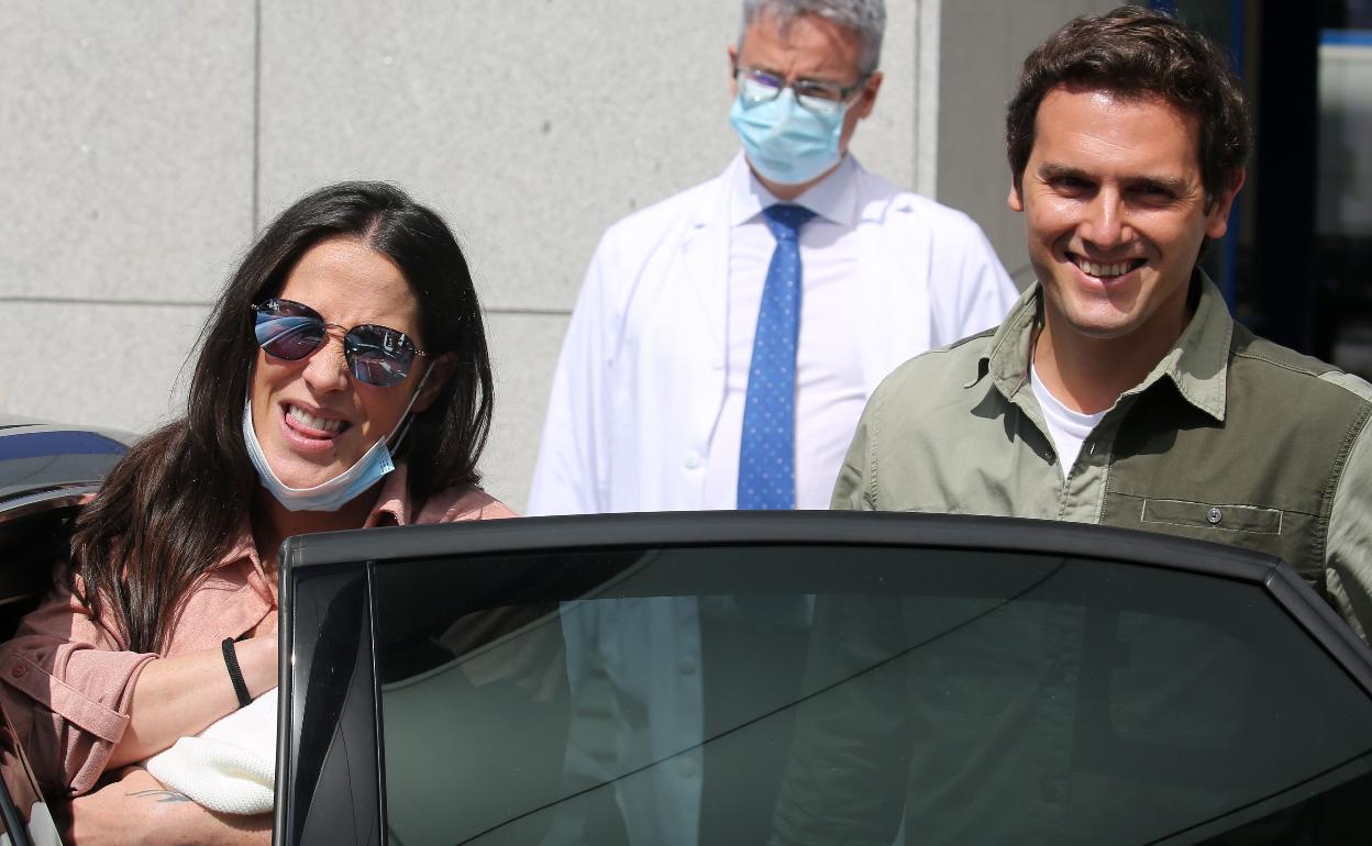 Malú y Albert Rivera, tras el nacimiento de su hija Lucía en junio de 2020. 