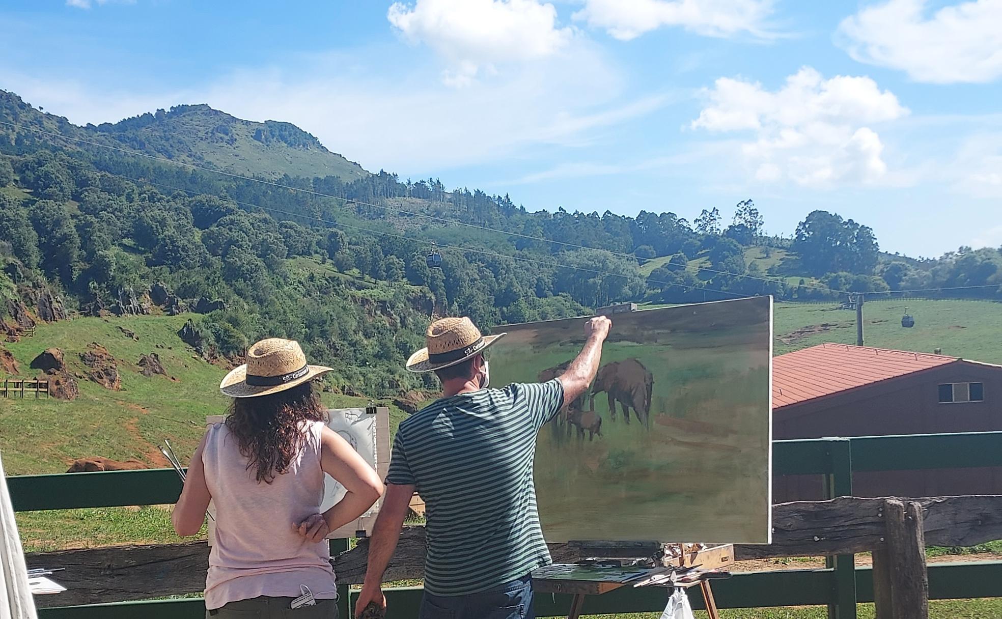 Participantes pintando frente al recinto de los elefantes 