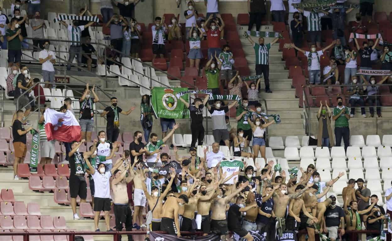 Los aficionados del Racing animan a su equipo en las gradas de Las Gaunas.