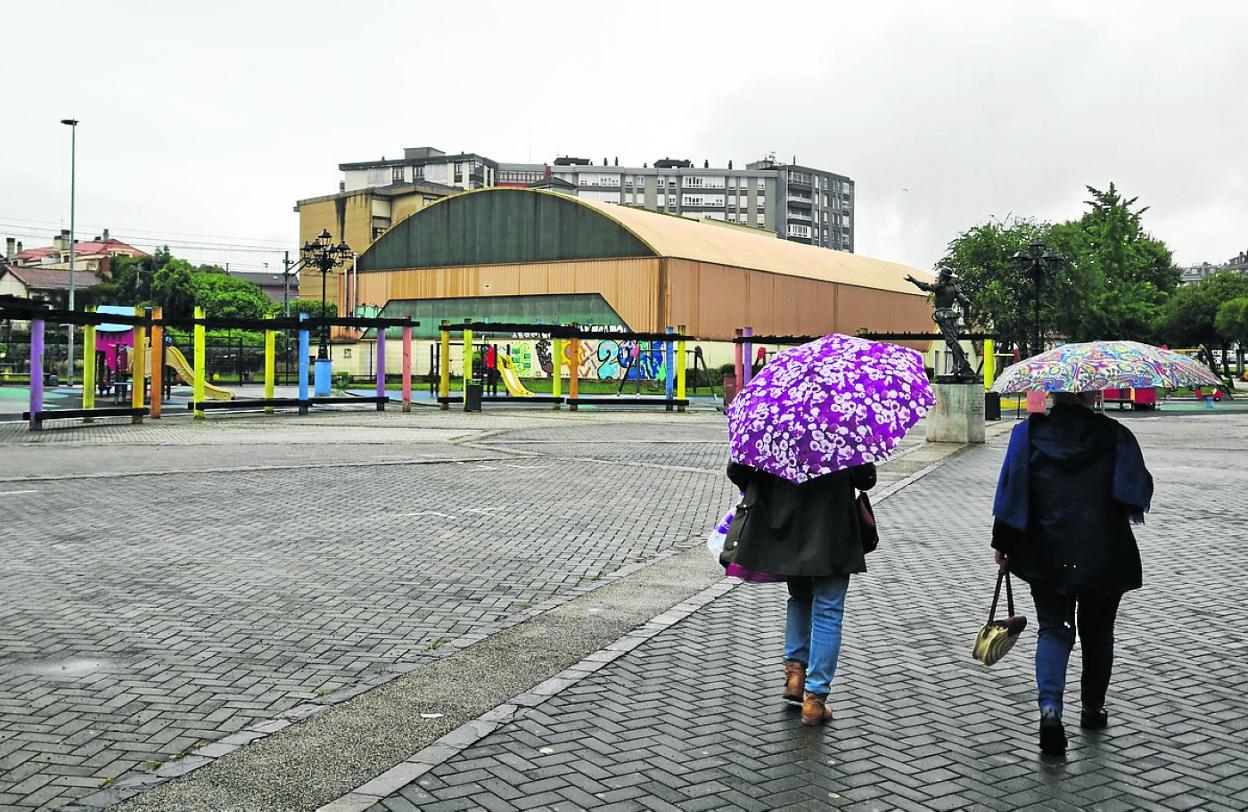 Dos vecinas pasean junto a la actual zona de recreo infantil, este verano, en el Parque de Cros de Camargo. j. g.