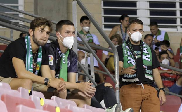 Bufandas y mascarillas en las gradas del estadio, en Logroño.