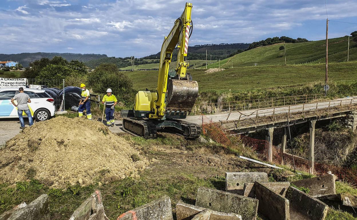 Los operarios procedieron ayer a la preparación de la zona en la que se ubicarán las zapatas para la pasarela.