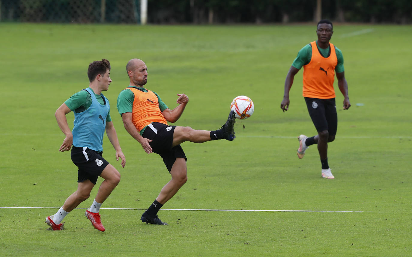 Fotos: El Racing entrena duro tras la derrota del sábado