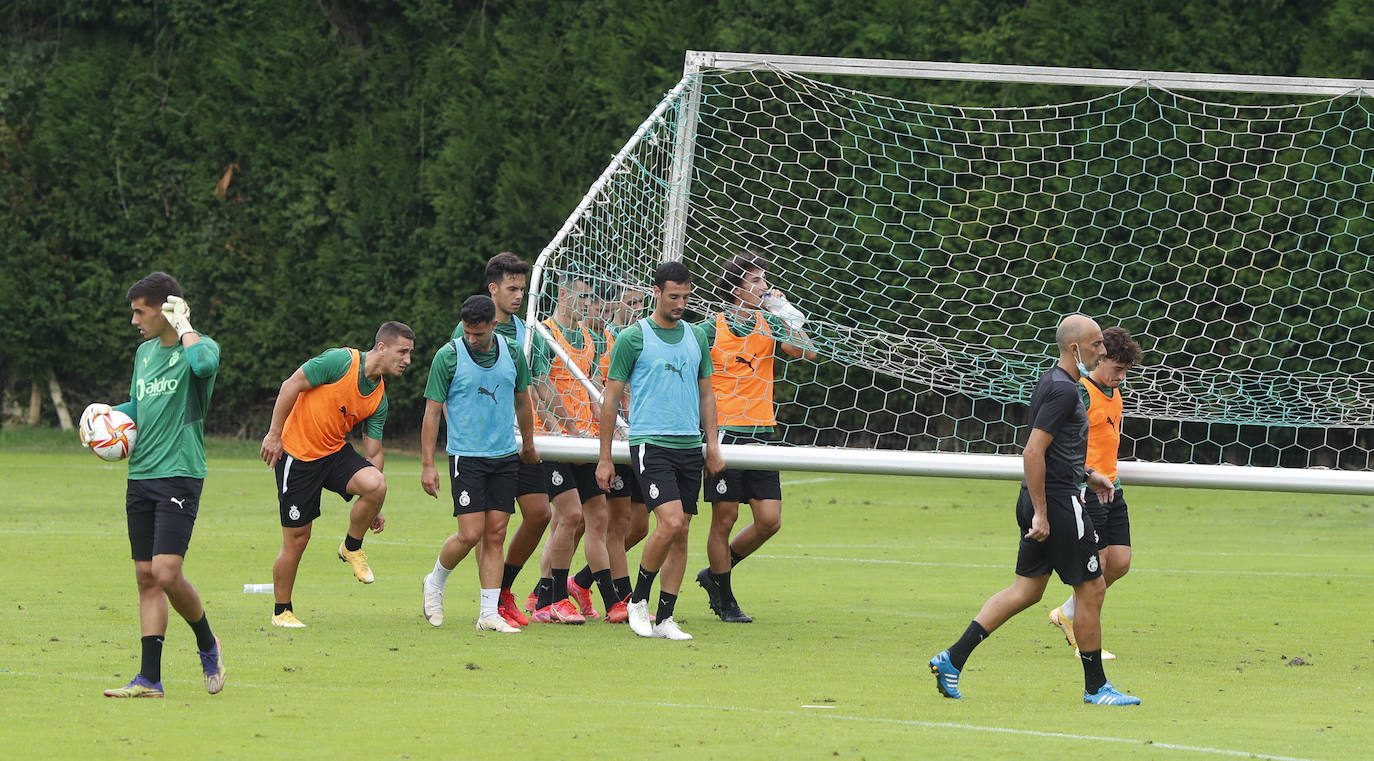 Fotos: El Racing entrena duro tras la derrota del sábado