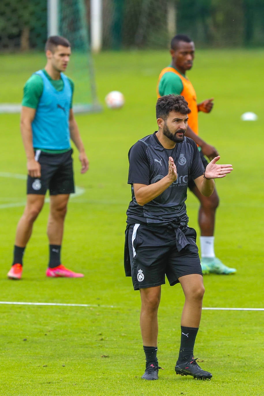 Fotos: El Racing entrena duro tras la derrota del sábado