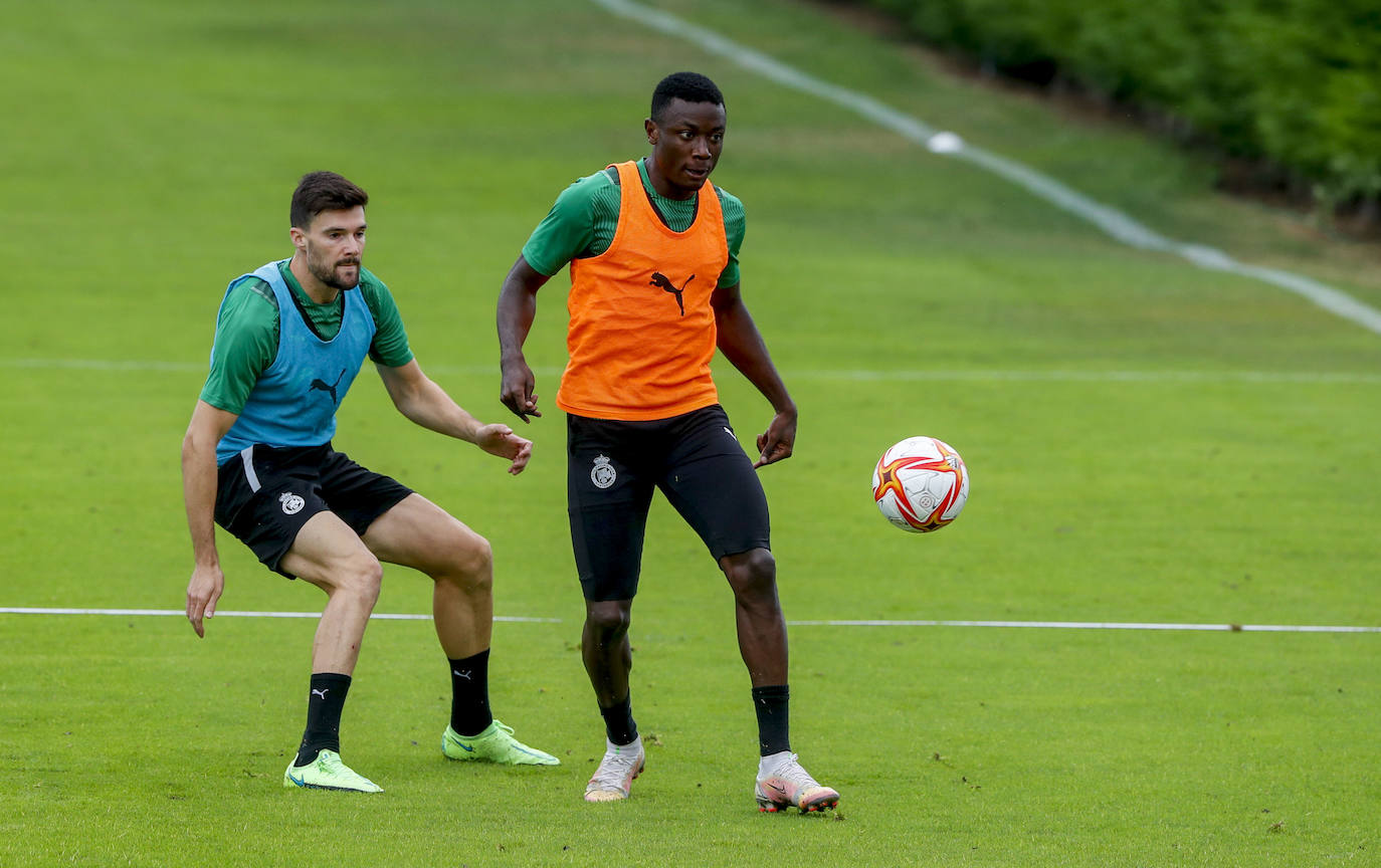 Fotos: El Racing entrena duro tras la derrota del sábado