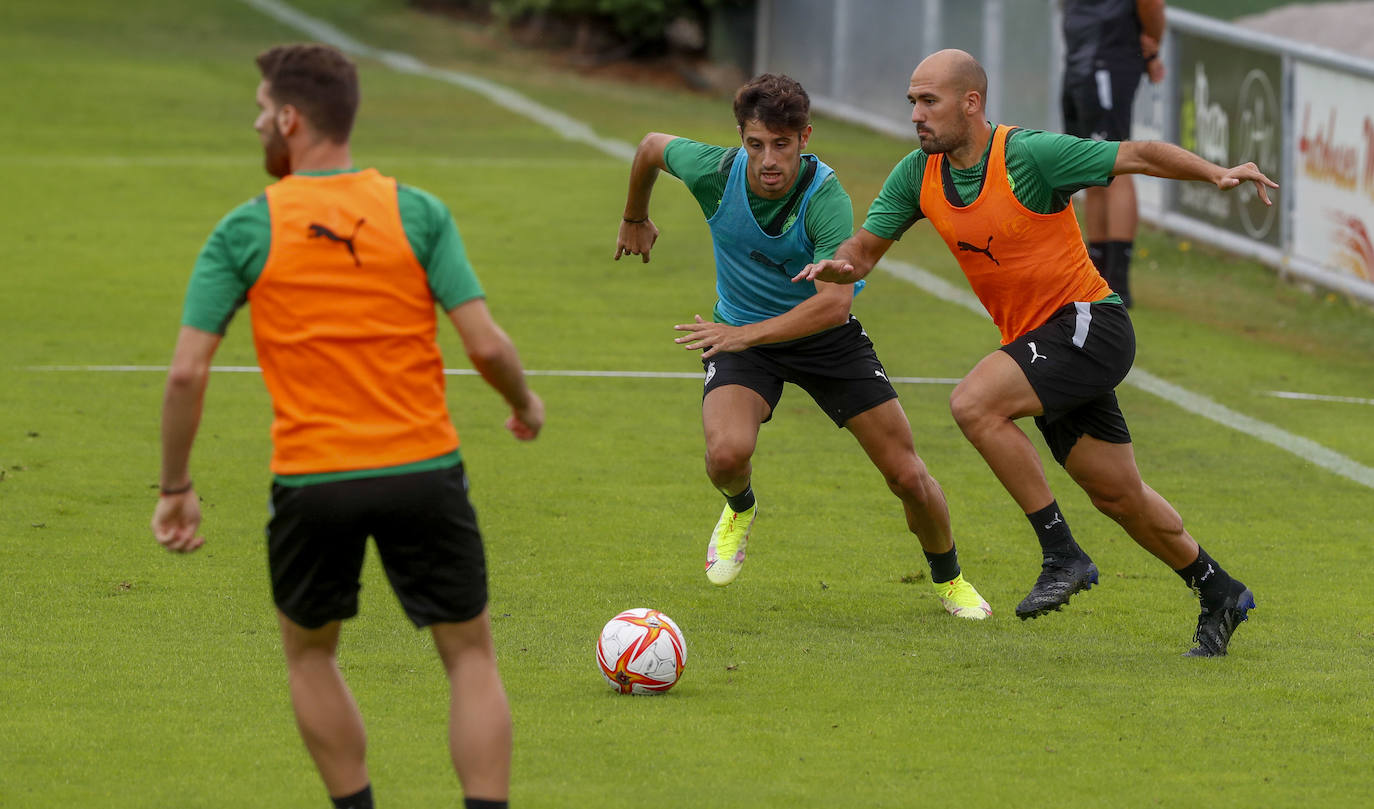 Fotos: El Racing entrena duro tras la derrota del sábado