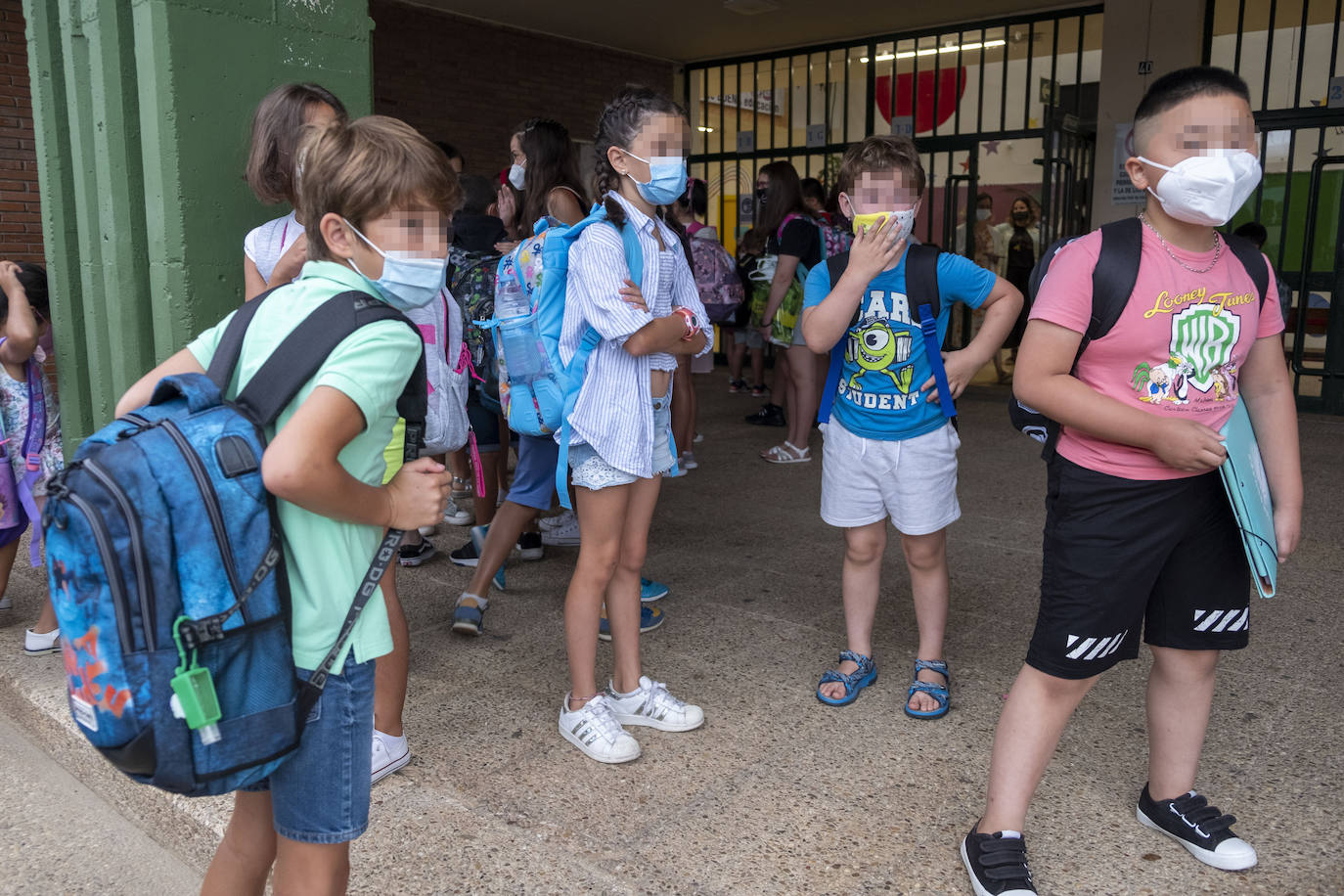 Los estudiantes esperan a las puertas del colegio el arranque del nuevo curso