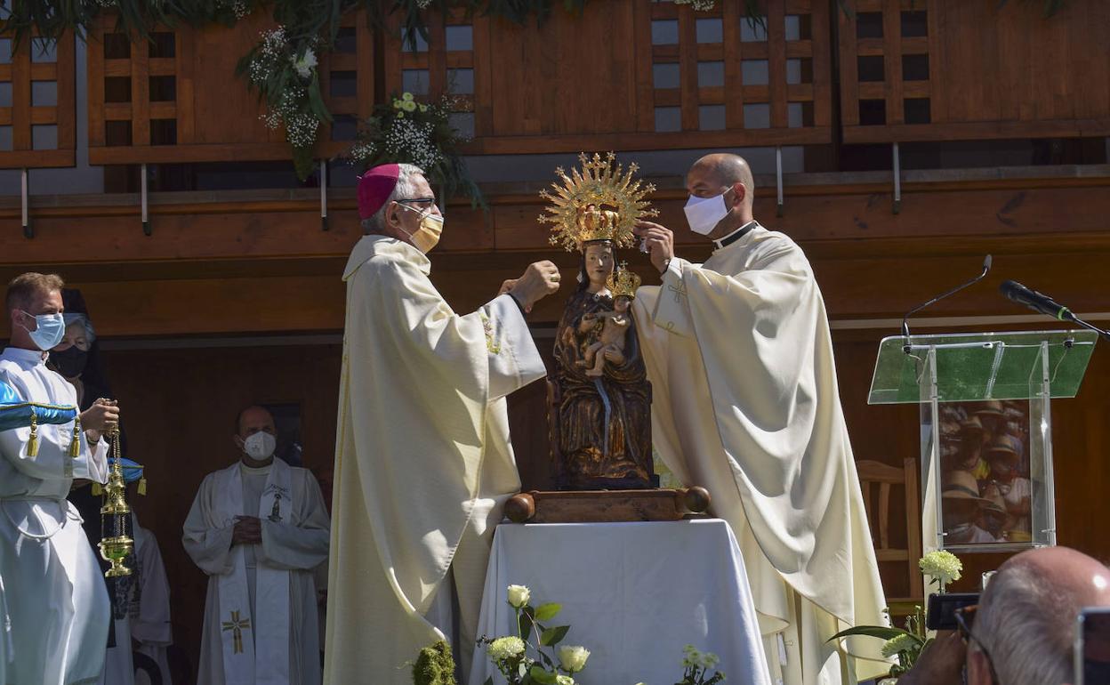 Un momento del acto religioso celebrado en el exterior del santuario de Vioño. 