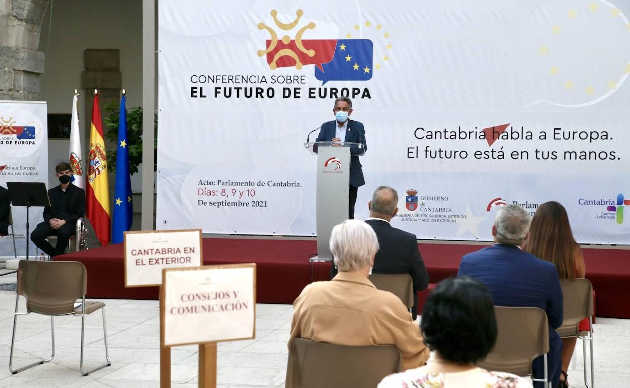 El presidente Revilla durante su intervención en el acto institucional del Parlamento.