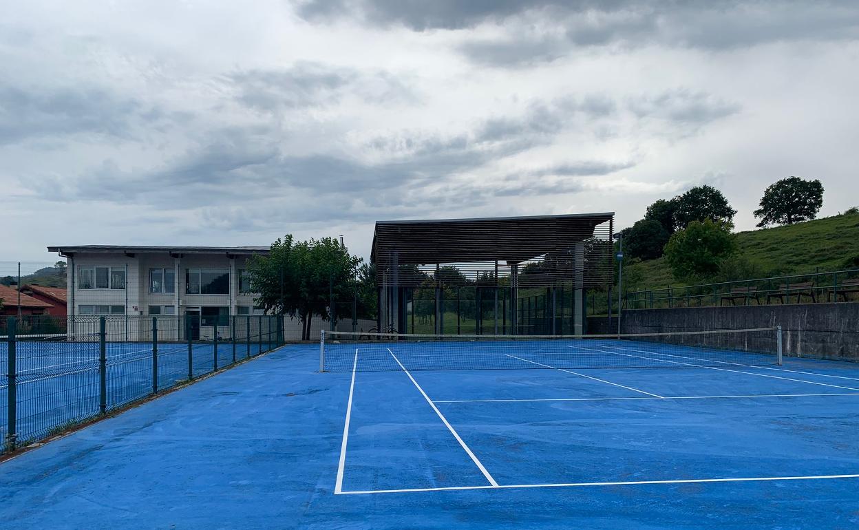 La nueva pista de pádel se levantará junto a la existente, reemplazando una de las dos que hay de tenis 