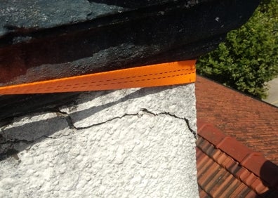 Imagen secundaria 1 - Fotografías de la parte superior del edificio, en el que se aprecian los daños que existen 