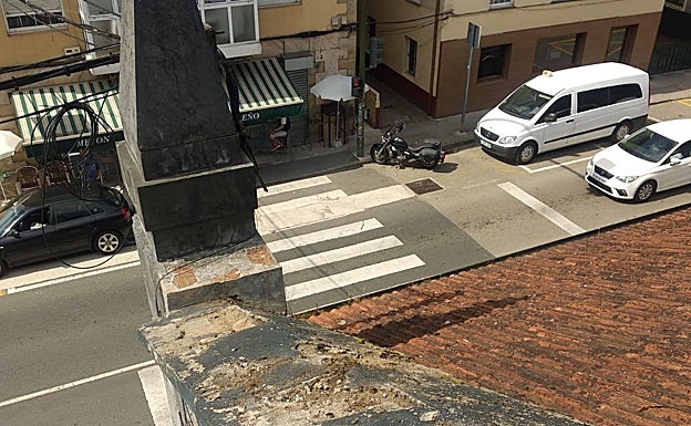 Imagen principal - Fotografías de la parte superior del edificio, en el que se aprecian los daños que existen 