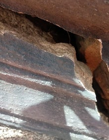 Imagen secundaria 2 - Fotografías de la parte superior del edificio, en el que se aprecian los daños que existen 