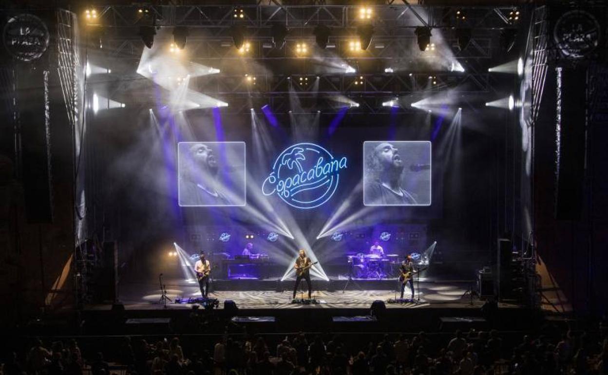 El grupo Izal inauguró los conciertos de la plaza de toros de Santander.