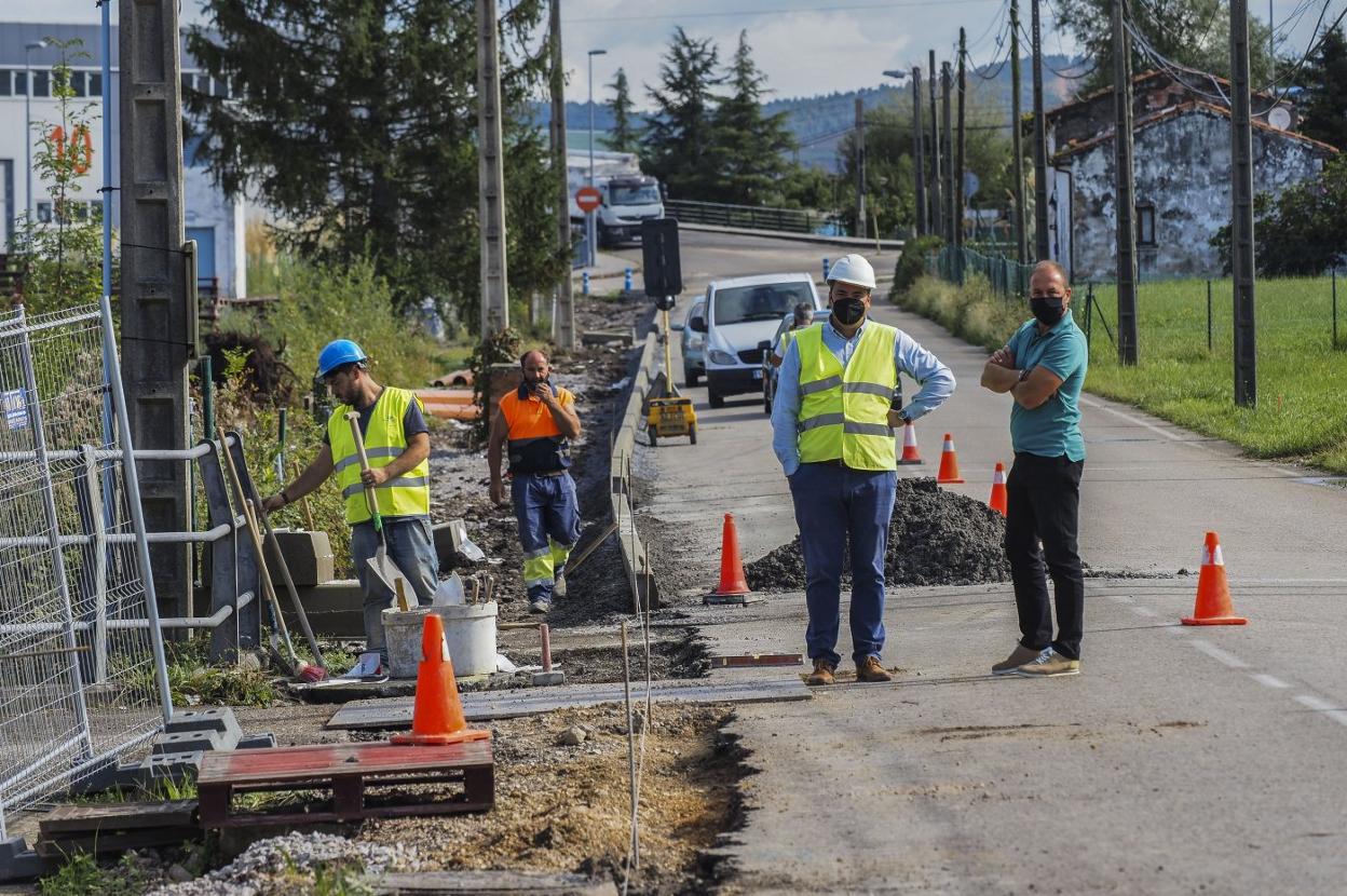 Trabajadores y técnicos, ayer, en el tramo en obras de la Avenida Fernández Vallejo. sane