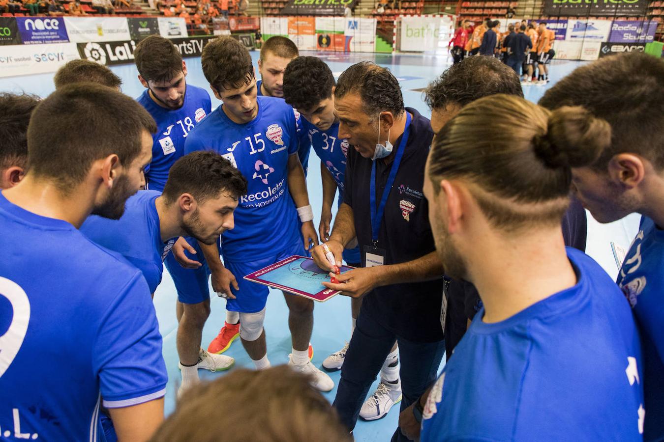 Fotos: Debut del Bathco Torrelavega en la Liga Asobal