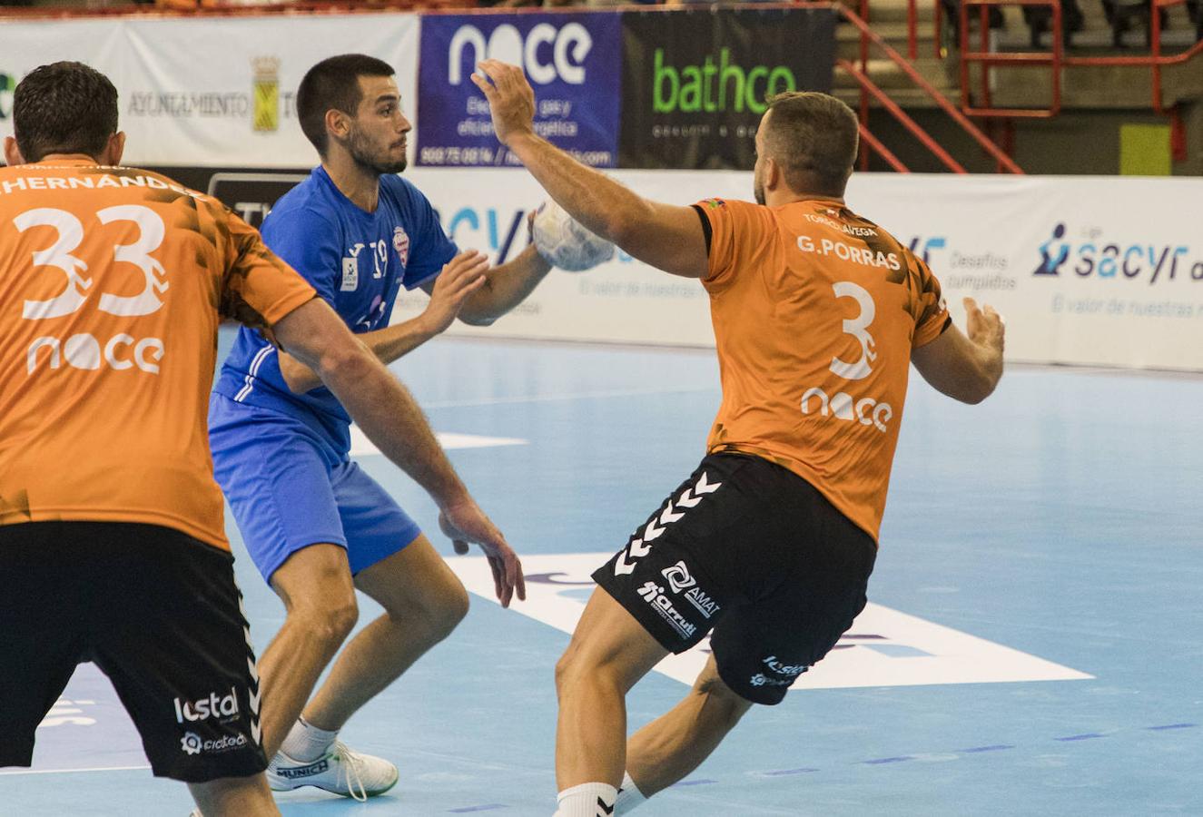 Fotos: Debut del Bathco Torrelavega en la Liga Asobal